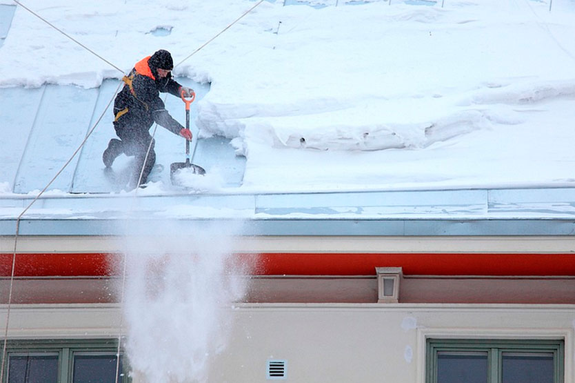 Когда необходима уборка снега и наледи с крыш зданий
